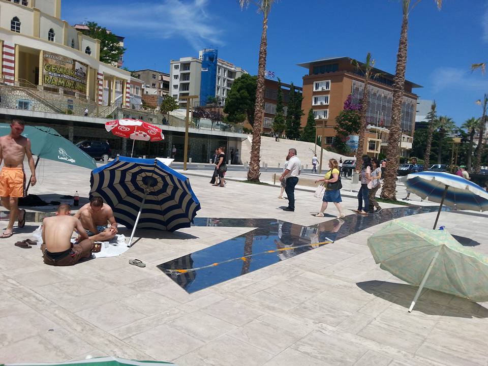 Qendra e Durrësit kthehet në plazh (Foto)