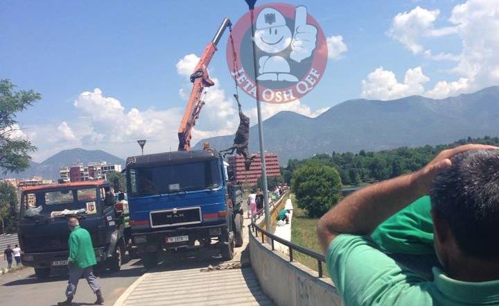 Skandaloze, një gomar i ngordhur nxirret nga Liqeni i Tiranës