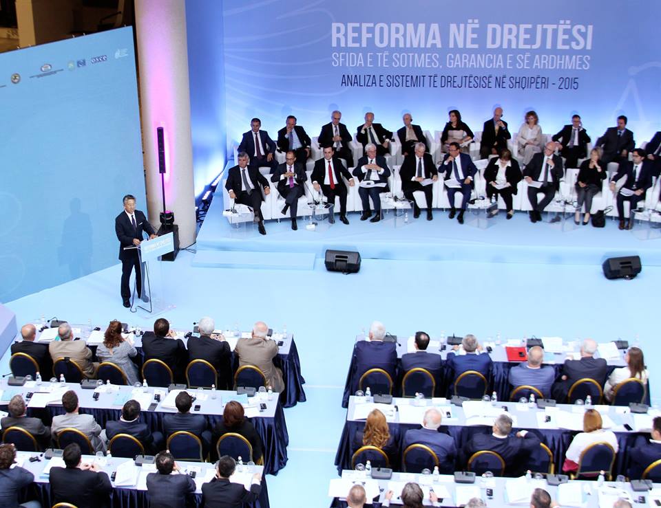 Ambasadori amerikan: Në Shqipëri, zyrtarët e korruptuar ecin rehat