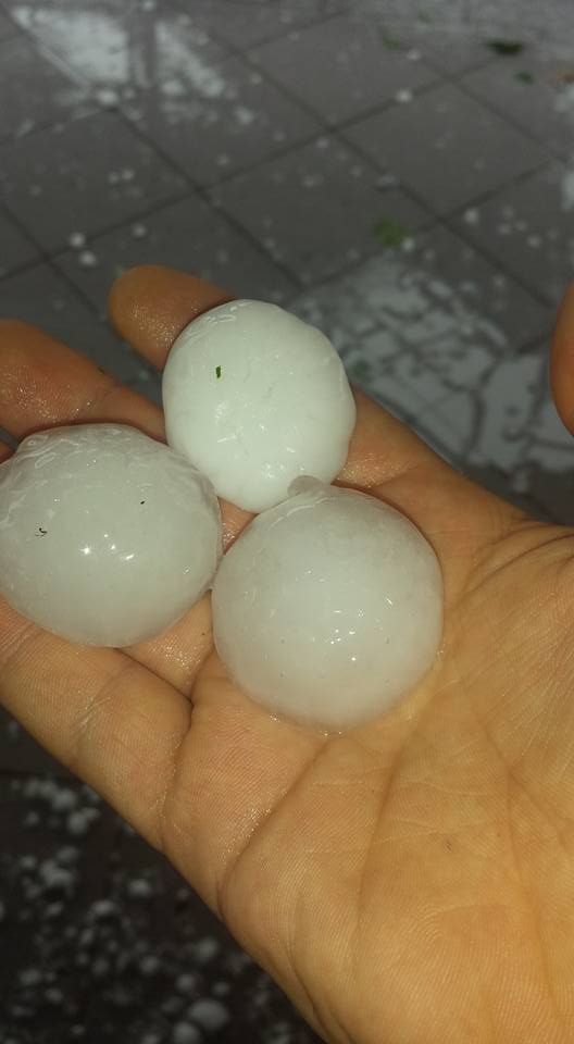 Breshër i pazakontë në Memaliaj, prish makina e shtëpi (foto)