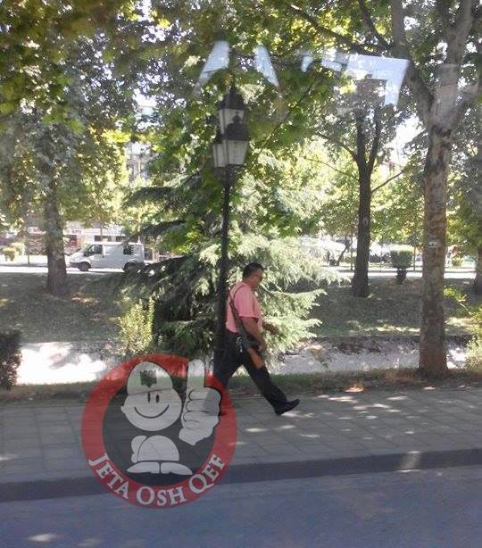 Fotolajm/ Në Tiranë shëtit edhe me automatik