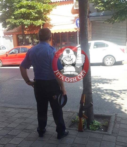 Fotolajm/ Polici qetëson veten edhe…armën në rrugë