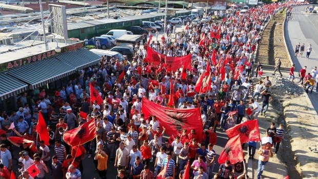 Mijëra protestues kundër diskriminimit të shqiptarëve