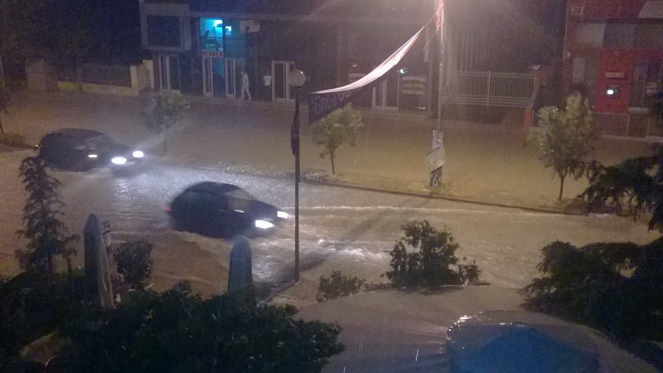 Durrësi përmbytet në prag zgjedhjesh (Foto)