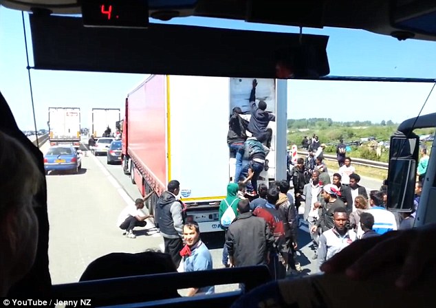Pamje të rënda. Klandestinët sulmojnë kamionin për të kaluar në Angli (Video)