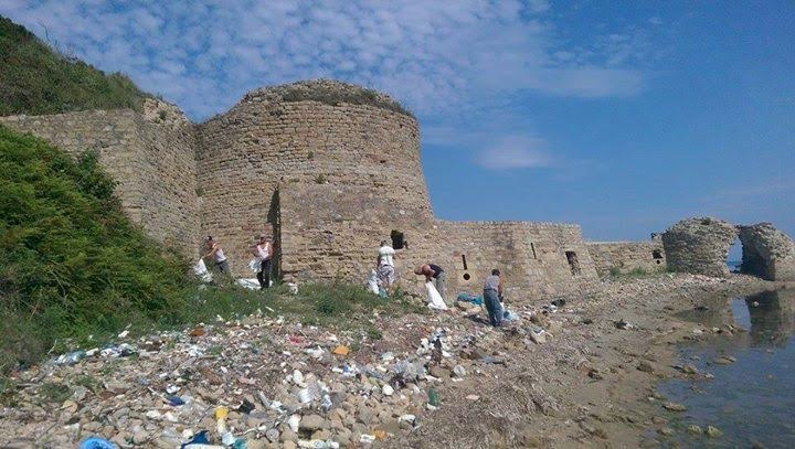 Punonjësit e monumenteve pastrojnë Kepin e Rodonit (foto)