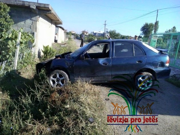 Dhunë edhe në Cërrik, makina e kushëririt të kandidatit del nga rruga