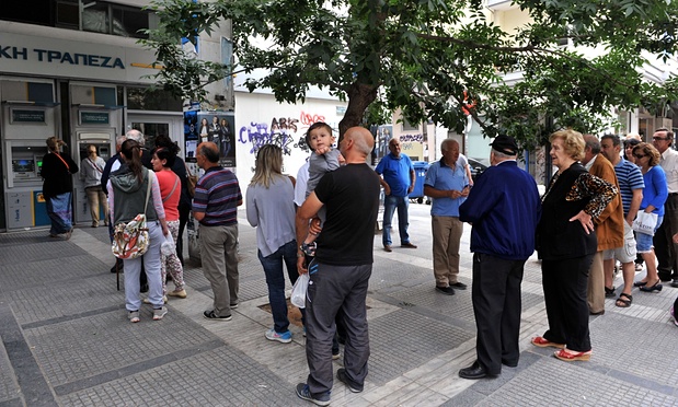 Greqia pranë falimentimit, frika zbraz dhe bankomatet