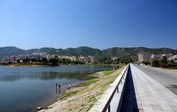 Zbulohet kufoma e një mashkulli në liqenin e Tiranës