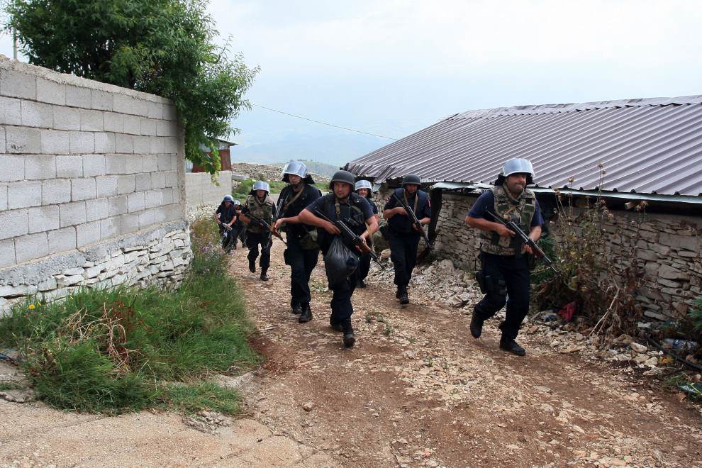 Policia futet në Lazarat: Ja 21 të rrezikshmit! Po reaguan do i qëllojmë!