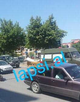 Ambulancës i del shtrati i pacientit duke lëvizur në mes të rrugës