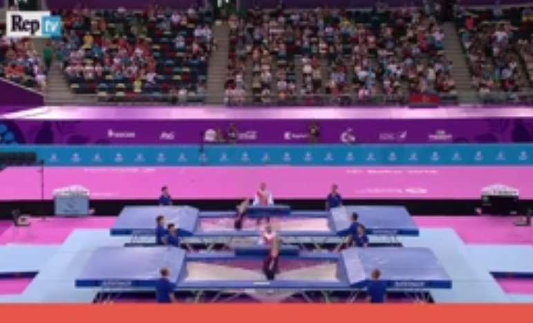 Refleksi, shikoni si shpëtohet gjimnasti polak (video)