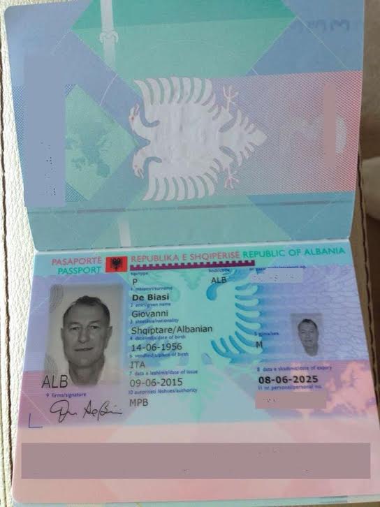 De Biasi merr pasaportën shqiptare