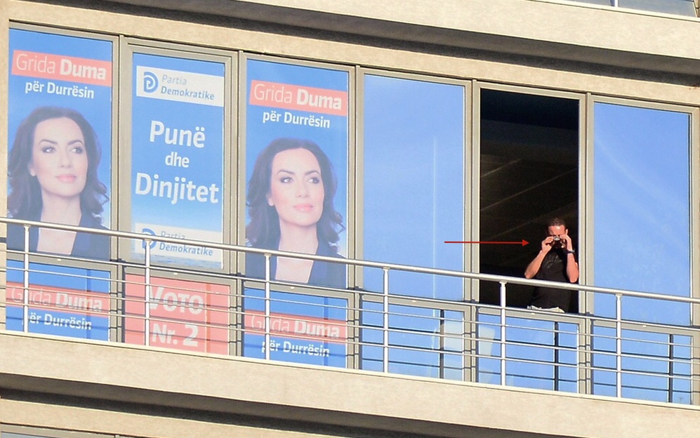 Fotolajm/ Stafi i Grida Dumës ndjek me dylbi mitingun e PS