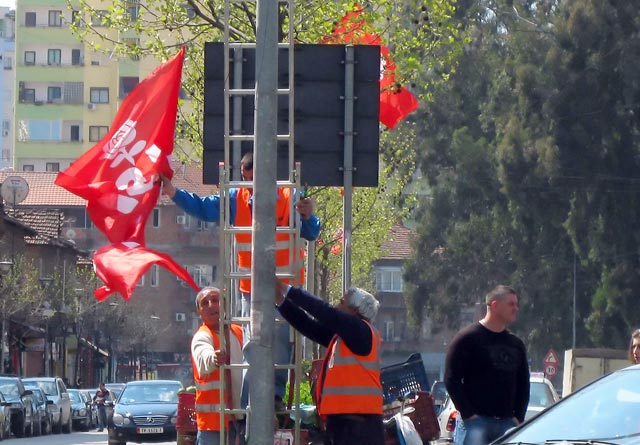 Bashkia: 24 orë kohë për të hequr posterat e flamujt