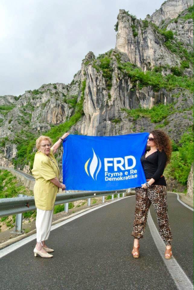 Tinka Kurti bën tifo për partinë e Topit, kritikohet