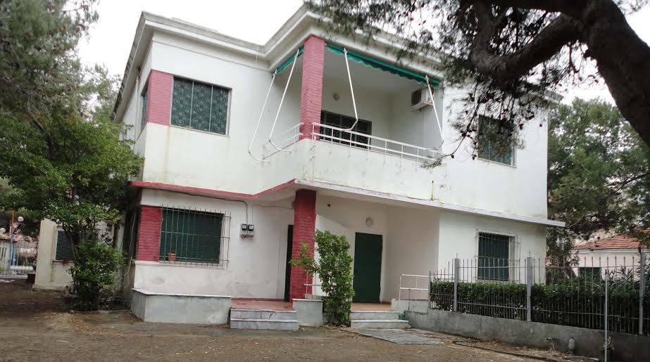 Durrës: Vilat e plazhit, “hirushet” e vetmuara mes katrahurës ndërtimore