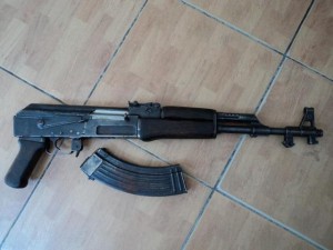 Shijaksi kërcënon gruan me automatik: Do çoj fëmijët në Siri