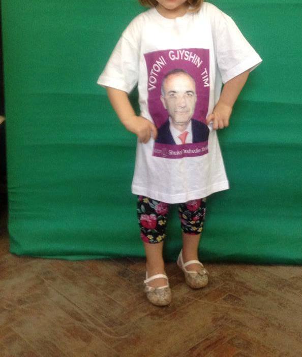 Gjyshi kandidat përdor mbesën për fushatë (foto)