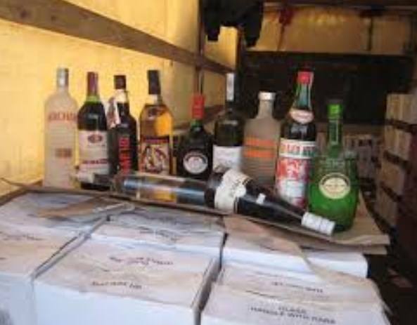 Zbulohet baza e falsifikimit të pijeve alkoolike në Tiranë, dy të arrestuar