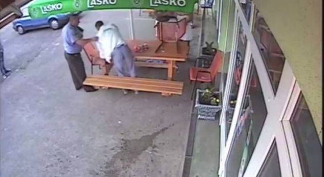 Polici qëllon me shpullë klientin në lokal (Video)