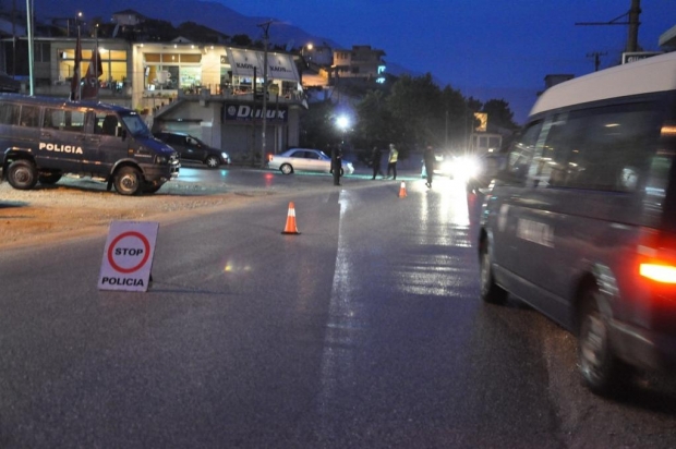 Lazarati, policia tërhiqet në errësirë, dorëzohet gjysma e të kërkuarve