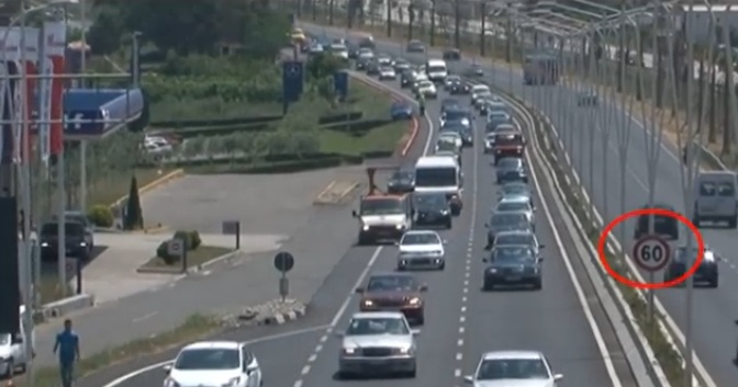 Edhe policia kundër shpejtësisë 60 km/h në superstradën Tiranë-Durrës