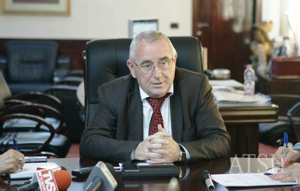 Kryebashkiaku i Elbasanit kërcënon gazetarët (video)