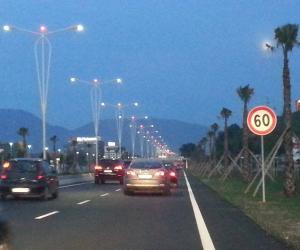 Sezoni turistik, trafiku më i rënduar në Tiranë-Durrës