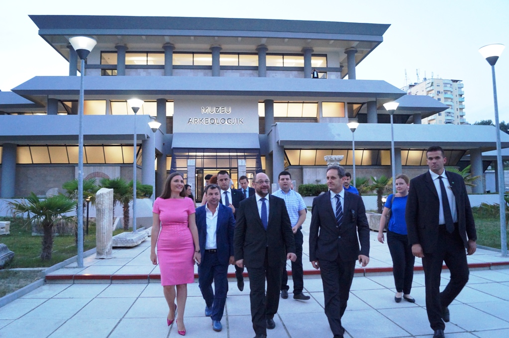 Ja fotot e kreut të PE-së Martin Schulz në Muzeun Arkeologjik