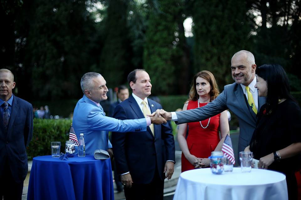 Fotolajm/ Nishani konsensual, a po pajton Ramën me Metën?