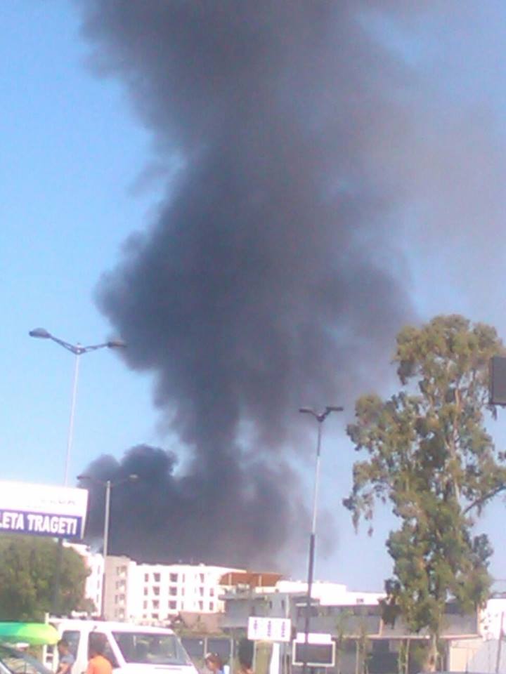 Durrës, shpërthen zjarri te lagja 17 (Video)