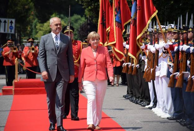 Merkel mbyll dyert e azilantëve: Duam të kualifikuar