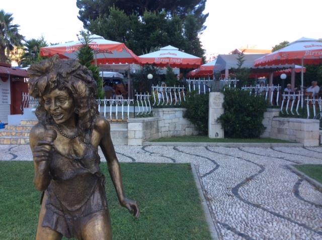 Dom Nikoll Kaçorri rockstar!