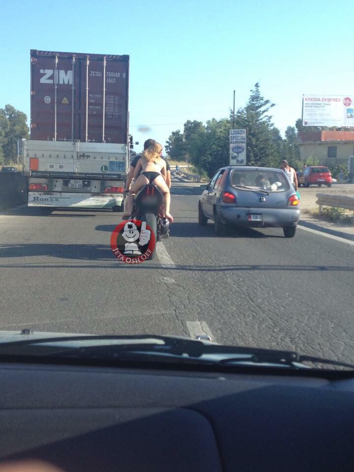 Çifti me motor, &#8216;spektakël sensual&#8217; në rrugët e Durrësit (Foto)