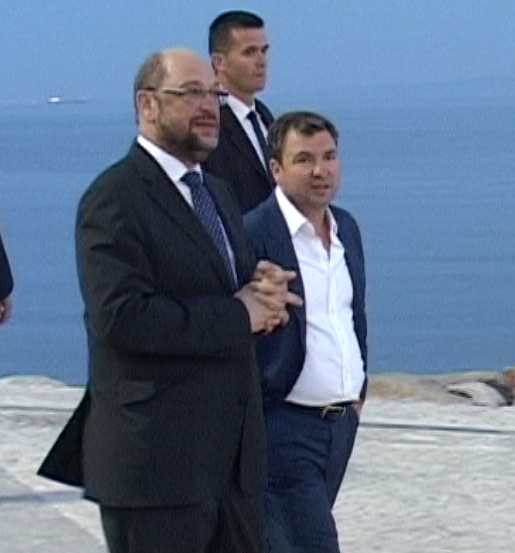 Zyrtari i BE, Shulz, shëtit Vollgën në këmbë