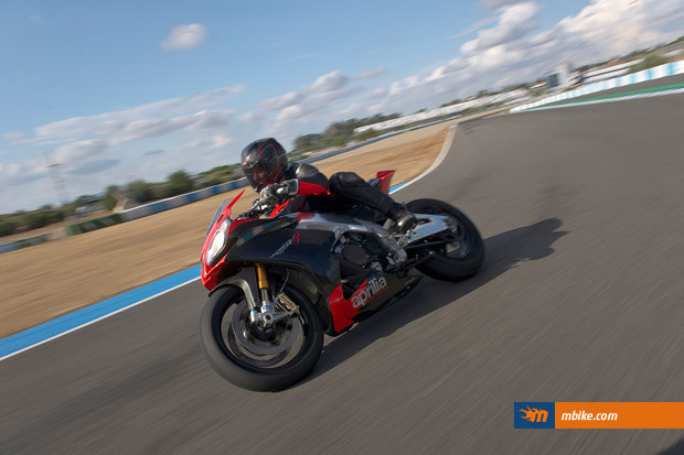 Me motorrë sportivë në Kullë e Manzë, arrestohen dy të rinj