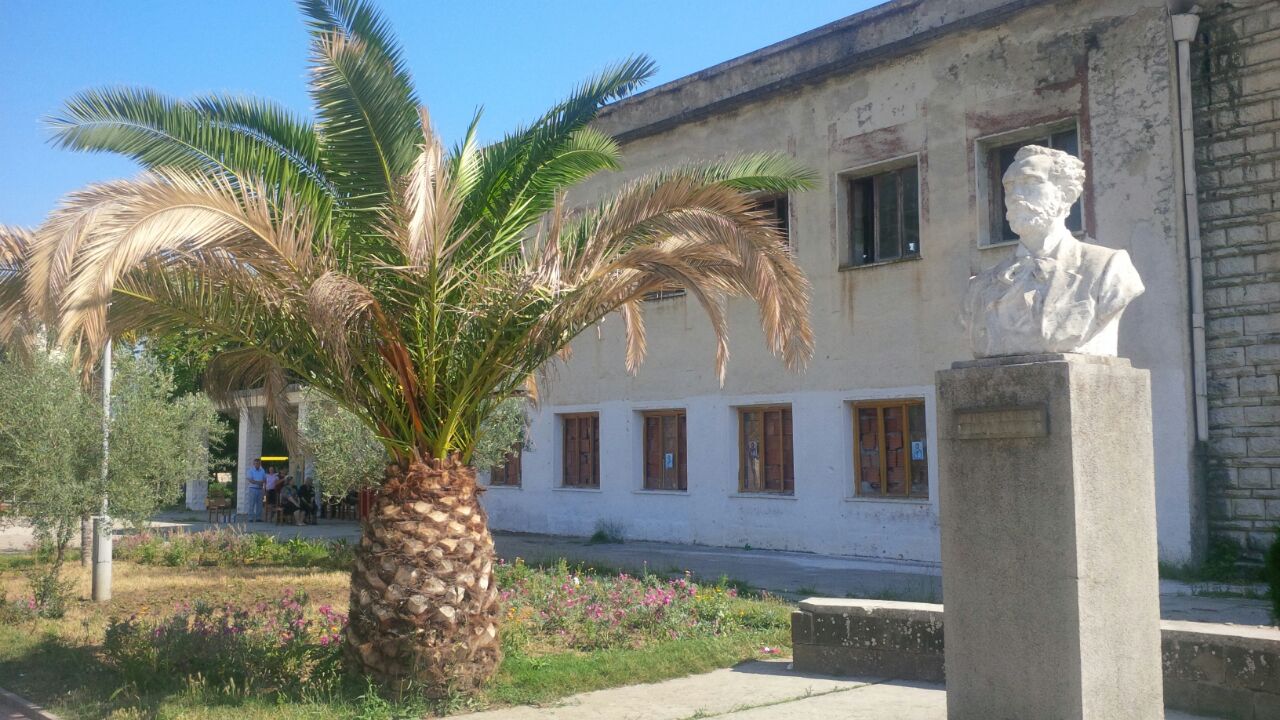 Përmet, vazhdojnë ritualet fetare në oborrin e Pallatit të Kulturës