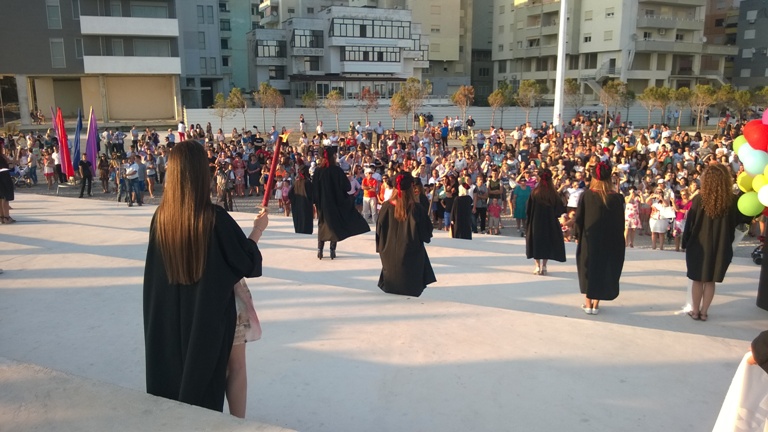 20 maturantët më të mirë të Durrësit “inaugurojnë” Sfinksin