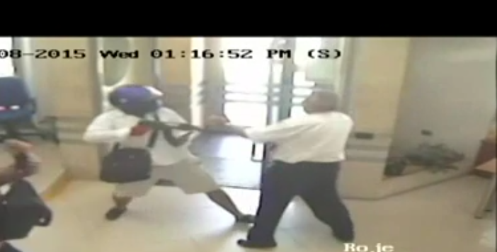 Video e grabitjes/ Autorët hynë me maska e armë, roja nuk i dalloi