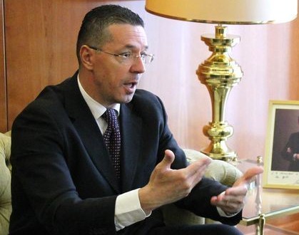 Burri i pedagoges ia fut me grusht rektorit