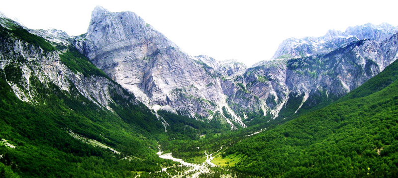 Turistët nuk tuten, francezët humbin në Theth, gjenden me helikopter