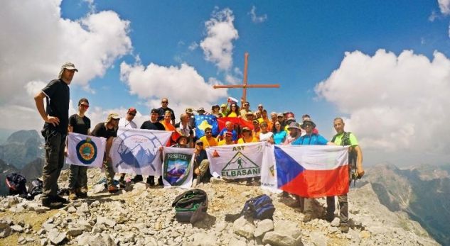 Alpinistët shqiptarë sfidojnë veten, nderojnë turistët çekë
