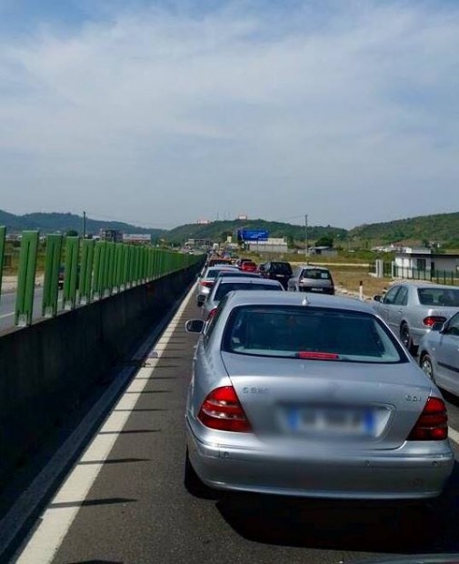 Trafiku i rënduar, policia: Përdorni rrugën e vjetër drejt Durrësit