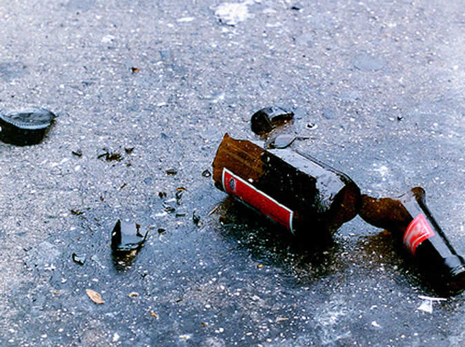 Durrës, plas sherri te Lagja 18, qëllohen me shishe birre kokës