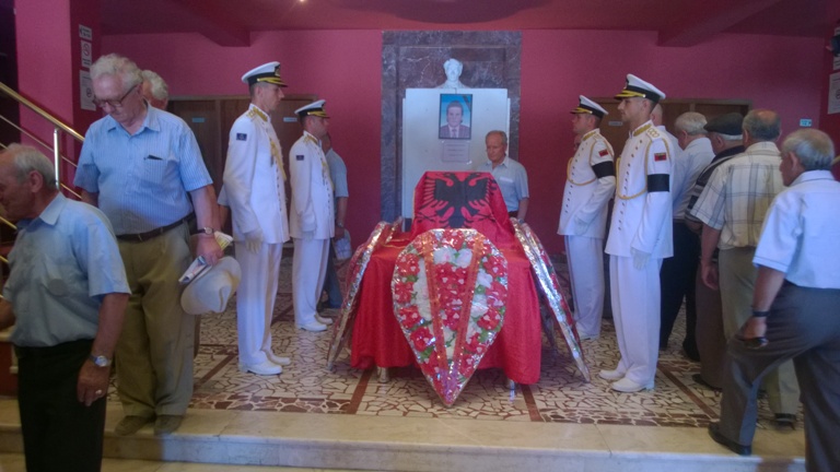 Homazhe për Dëshmorin Agron Dragoj, eshtrat rivarrosen në Mauzoleumin e Durrësit