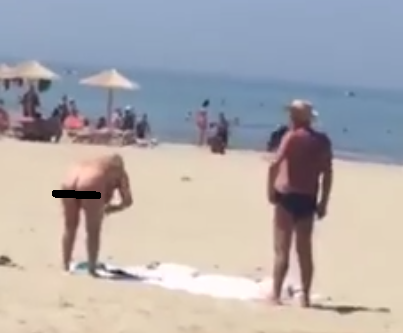 Çifti i të moshuarve plazh nudo në Durrës (Foto)