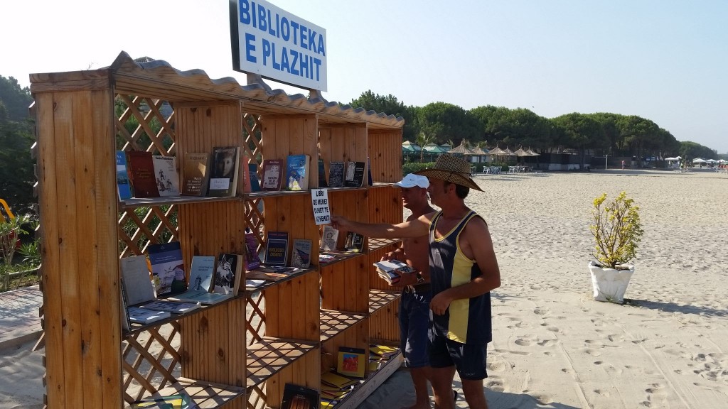 Pas Ramës dhe Ahmetaj krenohet me turizmin. Promovon një librari në plazhin e…Golemit