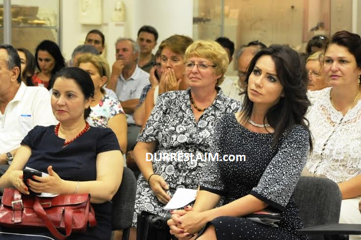 Grida Duma rikthehet në Durrës, këtë herë si artdashëse (Foto)