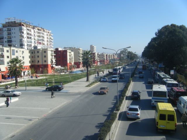 Durrës, tenton të vrasë gruan me thikë te Stacioni i Trenit